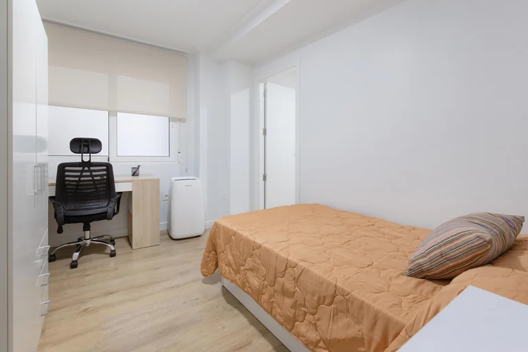 Habitación luminosa disponible en Elche